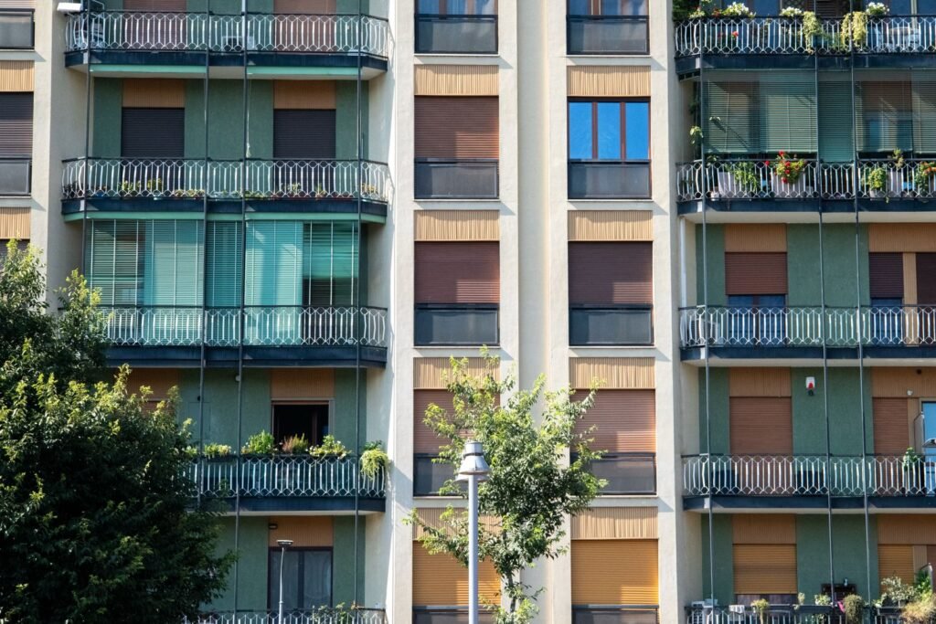 Ekspertiz raporunda emsal olarak kullanılan aynı bölgedeki apartmanlar