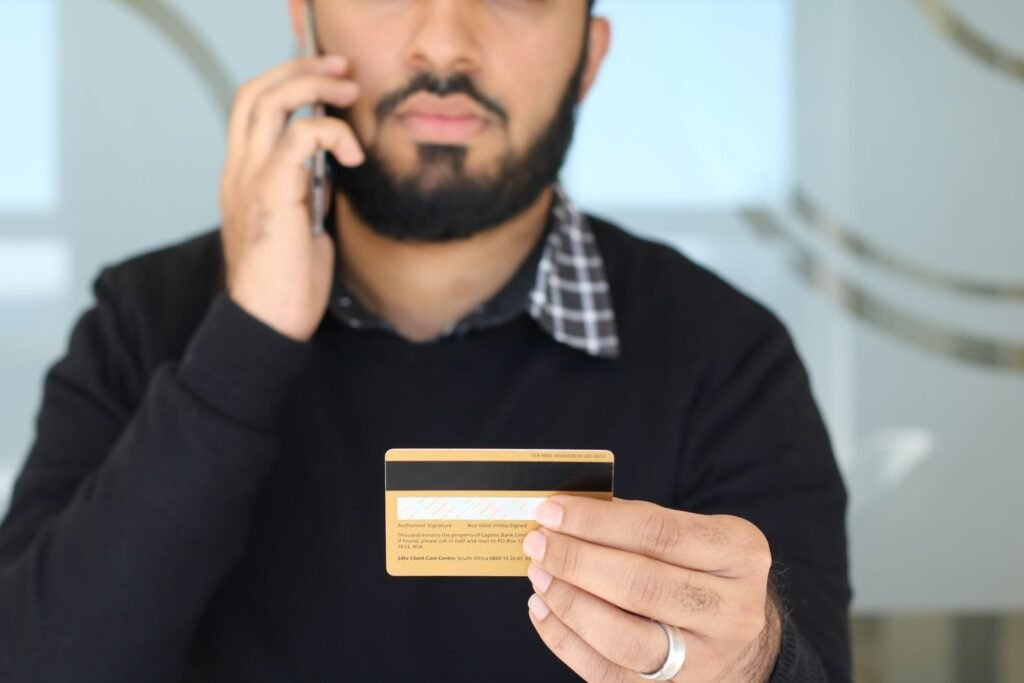 Yapılandırma talebi için bankayı arayan kredi müşterisi